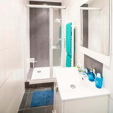 Bright And Modern 2 Bedroom In The Heart Of Antibes! *
